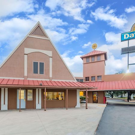 Days Inn By Wyndham San Antonio Splashtown/Att Center Exterior foto