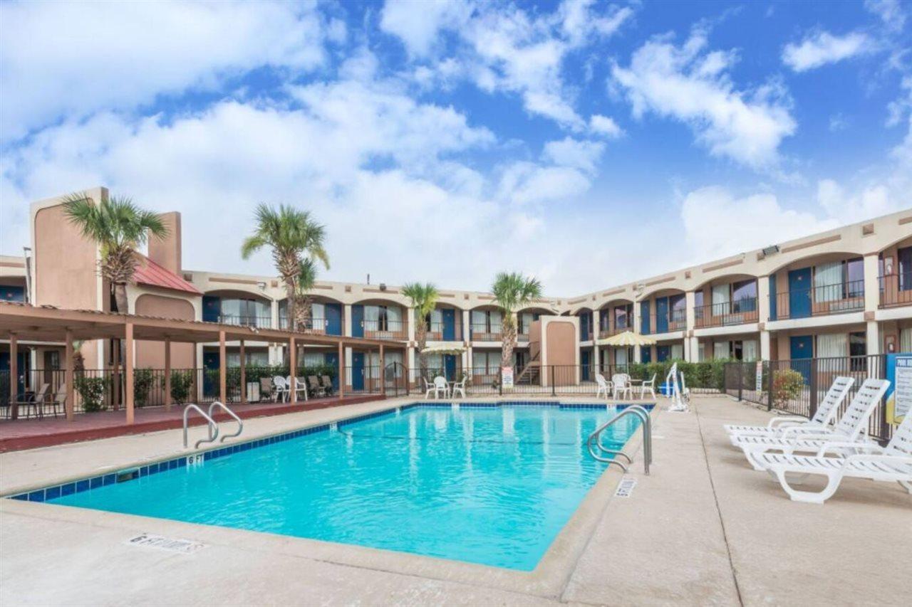 Days Inn By Wyndham San Antonio Splashtown/Att Center Exterior foto