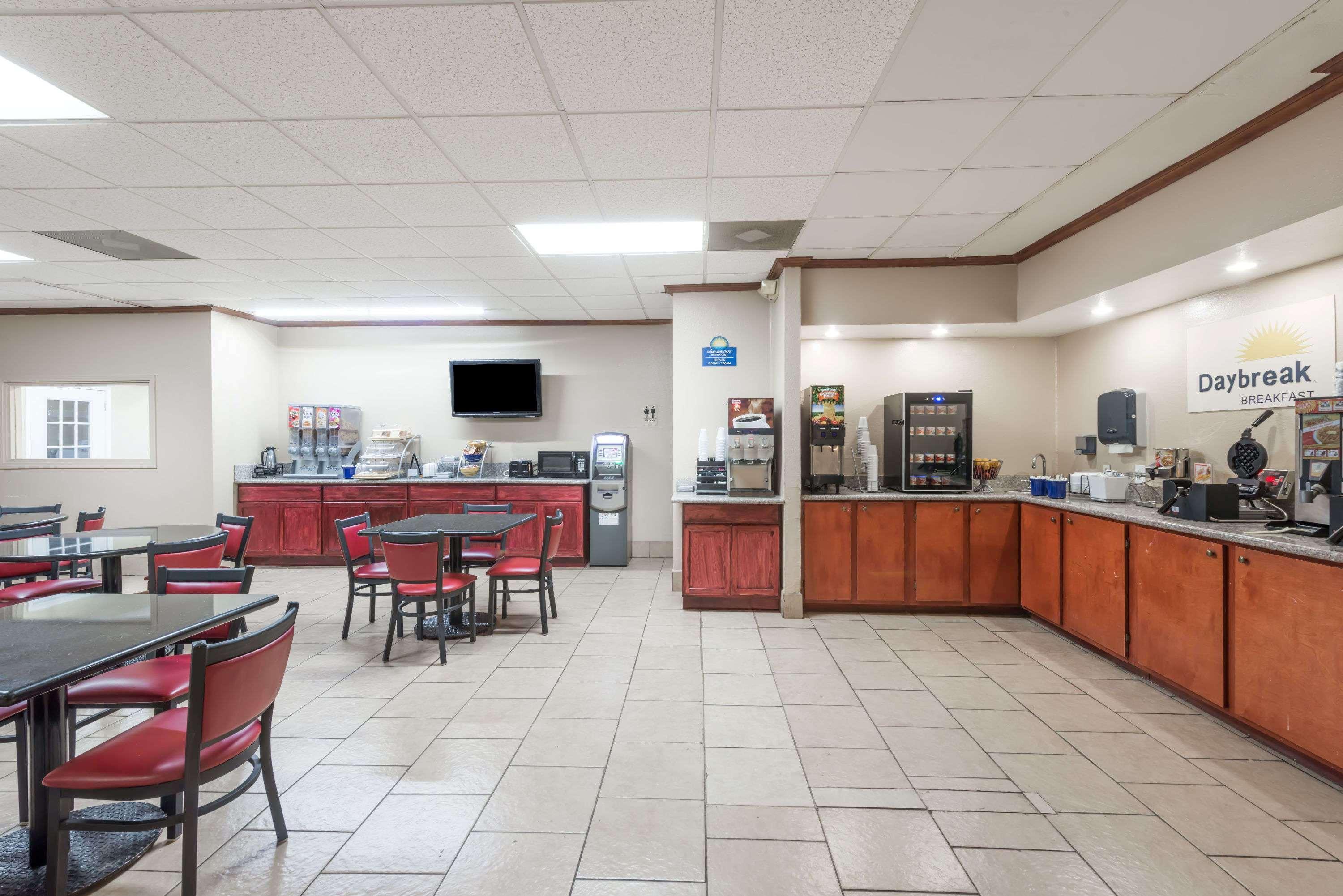 Days Inn By Wyndham San Antonio Splashtown/Att Center Exterior foto