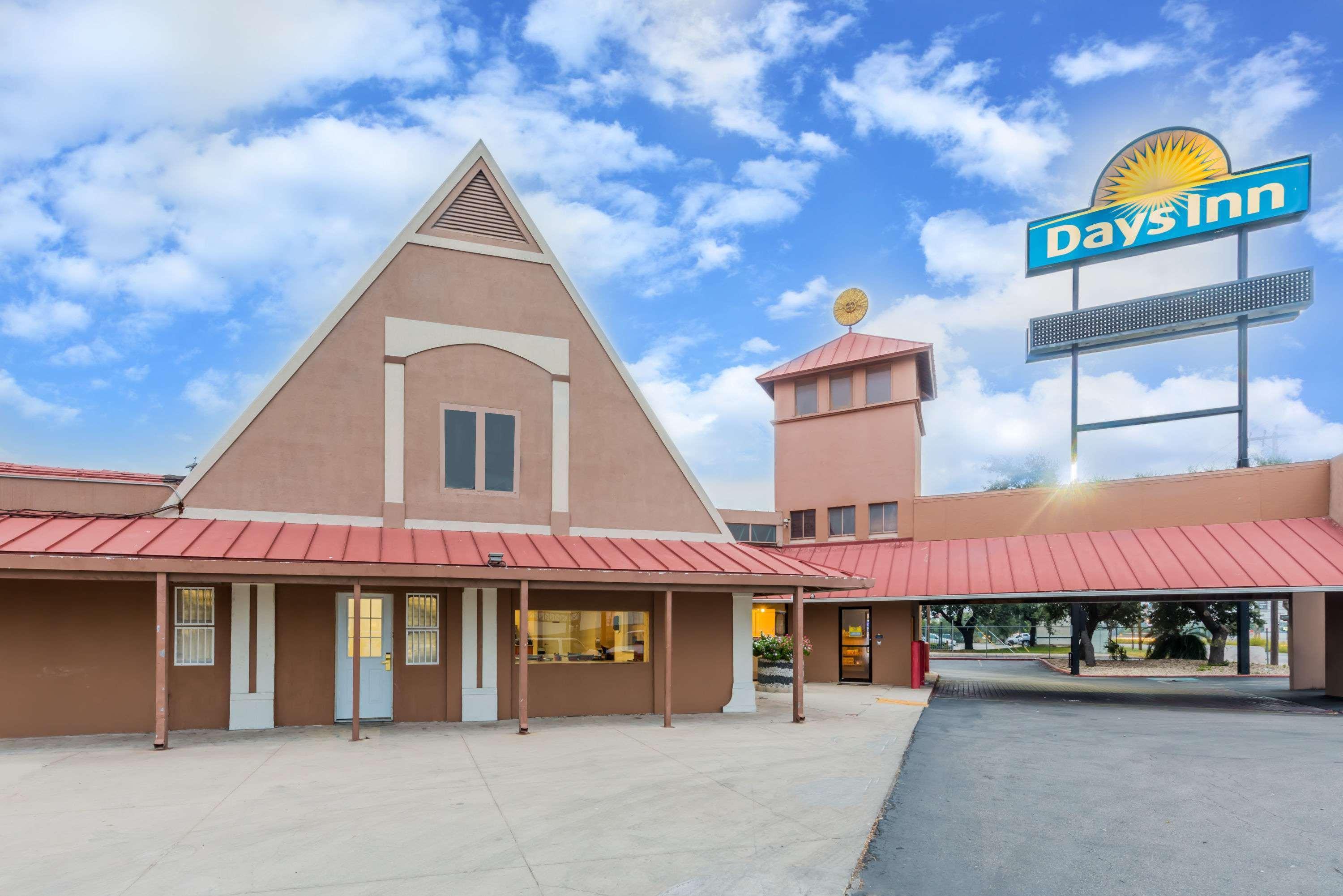 Days Inn By Wyndham San Antonio Splashtown/Att Center Exterior foto